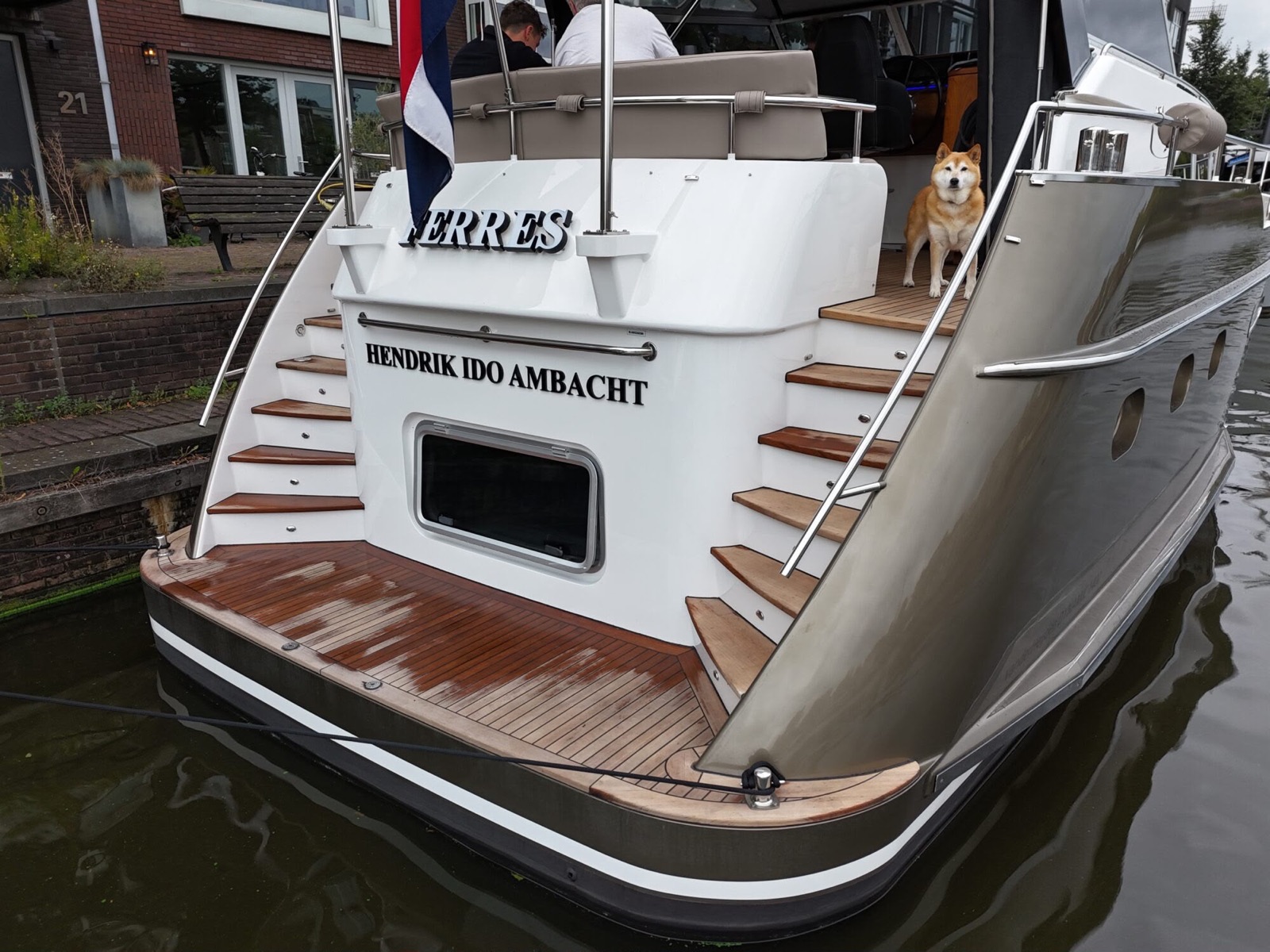 Achterzijde van motorjacht FERRES